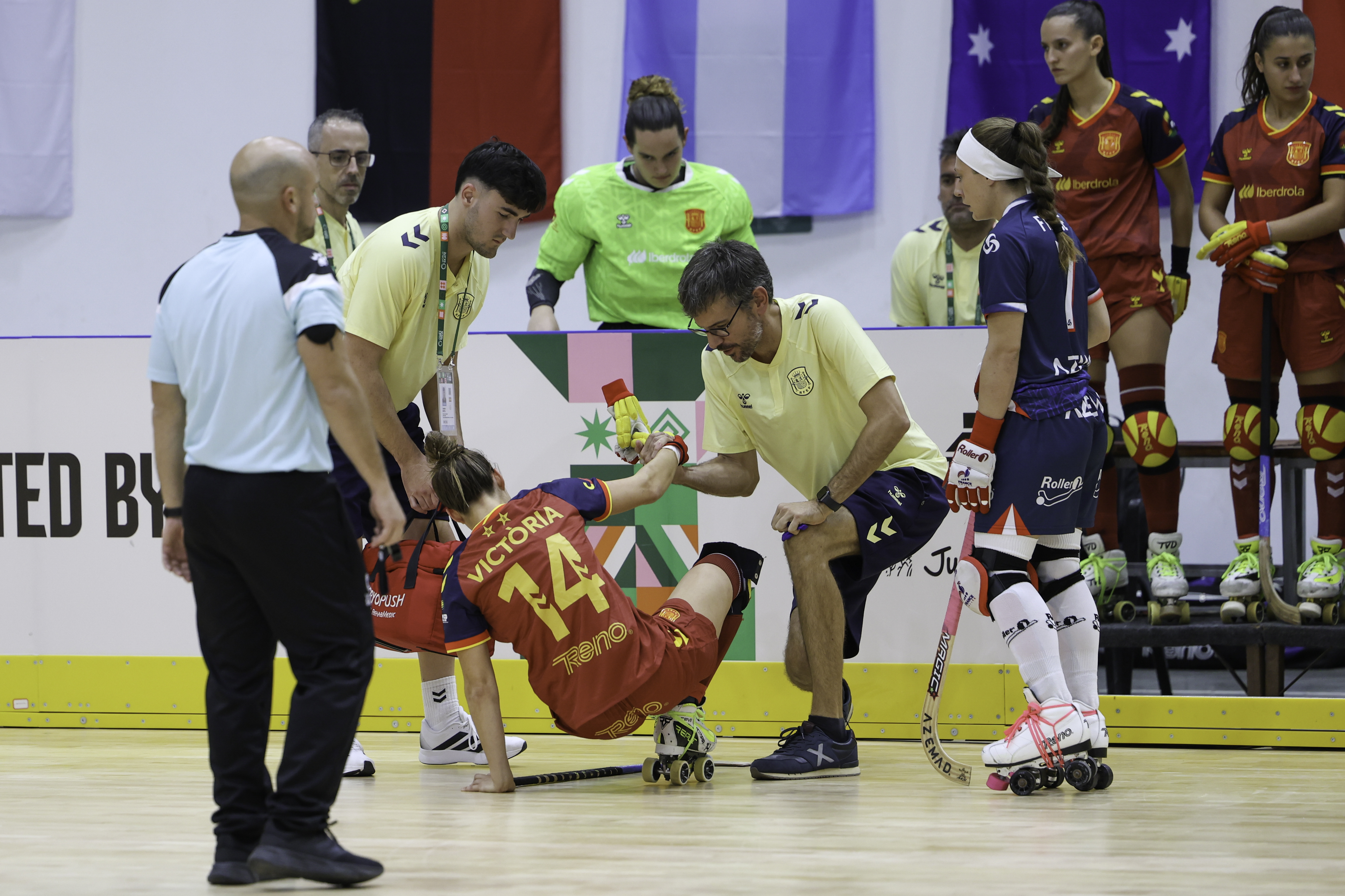 Bernat ayudando a Victoria durante un partido
